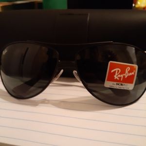 Selling brand new Ray Ban sunglasses
